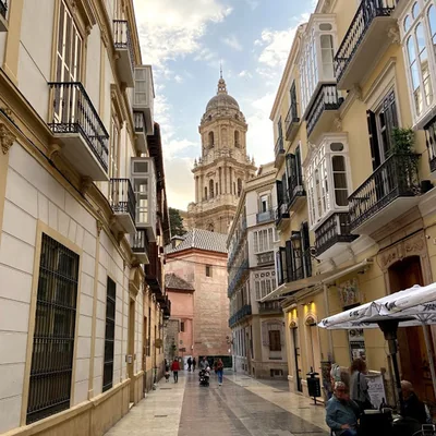 Terraza de un restaurante con buganvillas en una calle del centro histórico
