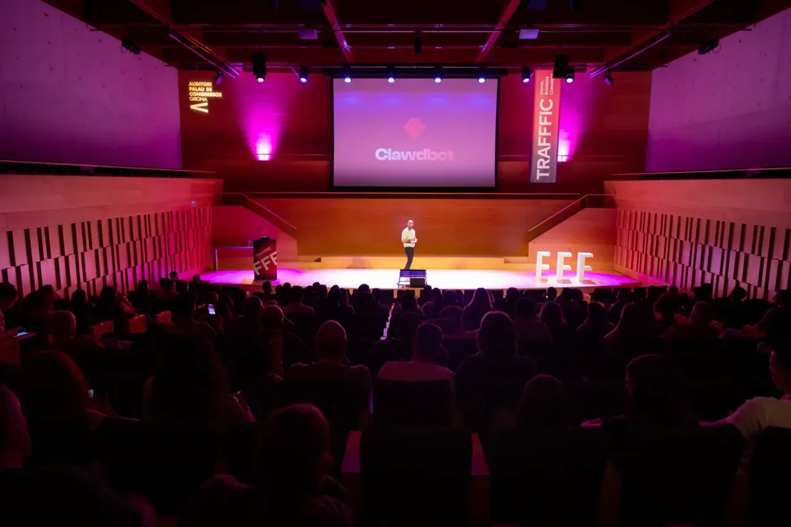 Auditorio lleno durante una charla del congreso TRAFFFIC de negocios digitales